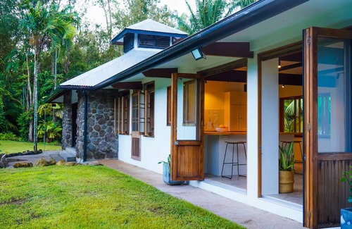 Mission Beach House | Entire home in Mission Beach, Australian3 guests/1 bedroom/2 beds/1 bath