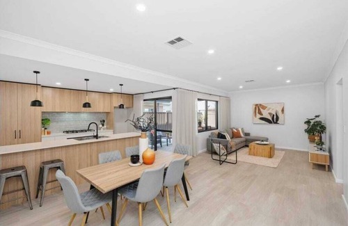 Carlisle House | Entire Home, Modern 3x2 in VicPark