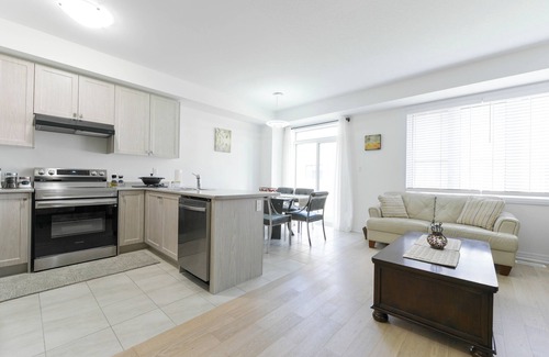 Thorold House | Entire Home @ Niagara Thorold for 8 to 10 guests near Falls & Wineries