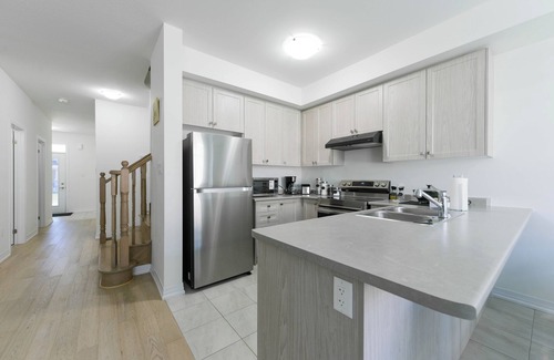 Thorold House | Entire Home @ Niagara Thorold for 8 to 10 guests near Falls & Wineries
