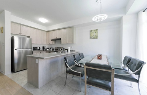 Thorold House | Entire Home @ Niagara Thorold for 8 to 10 guests near Falls & Wineries