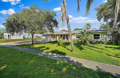 Hobe Sound House | Entire Home ~ Pool ~ 1 Mile From Beach