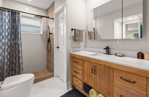 Hollywood Lakes House | Entire Home | Spa feelings minutes from the beach