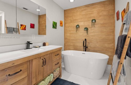 Hollywood Lakes House | Entire Home | Spa feelings minutes from the beach