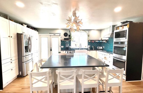 Middletown House | Entire Home w/Backyard & Hot Tub, Close to Beaches