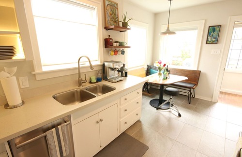 Sunset Hill House | Entire House 1920s Charm Privacy Fully Fenced Dogs EV Charger