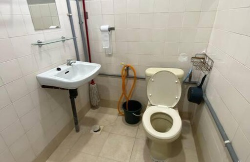 Seremban House | Entire House . 4 beds . EE Summer Guest House
