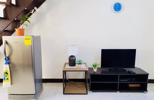 Mabalacat City Apartment | ENTIRE HOUSE/FULLY AIR CONDITIONED/HiSpeed Wifi. Cable TV. Smart TV