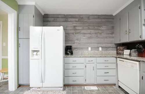 Lynchburg House | Entire house in quiet area, close to everything!