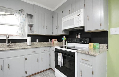 Lynchburg House | Entire house in quiet area, close to everything!