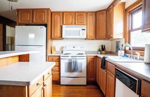 Nashua House | Entire House, Sleep 11, Garage, Fully Fenced Backyard