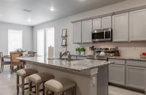 Lubbock House | Entire House~ Spacious~ Prime Location~ Backyard