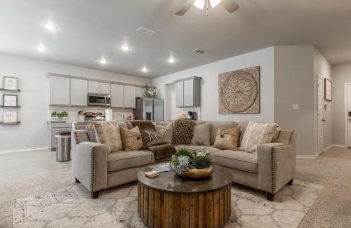 Lubbock House | Entire House~ Spacious~ Prime Location~ Backyard