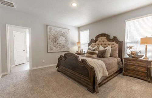 Lubbock House | Entire House~ Spacious~ Prime Location~ Backyard