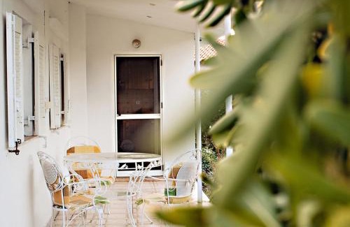 Galatas House | Entire house with garden, 70m from the beach.