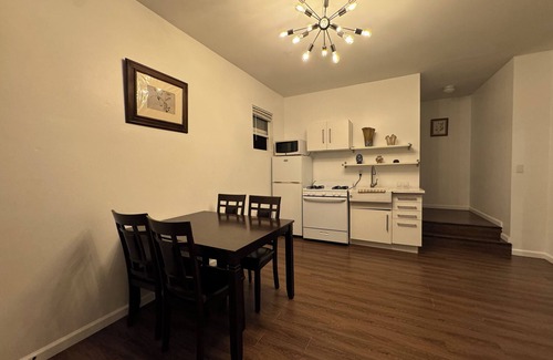 Sawtelle House | Entire house with WiFi, AC in enchanting Santa Monica free parking