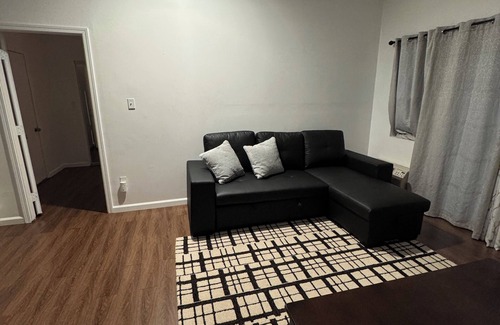 Sawtelle House | Entire house with WiFi, AC in enchanting Santa Monica free parking
