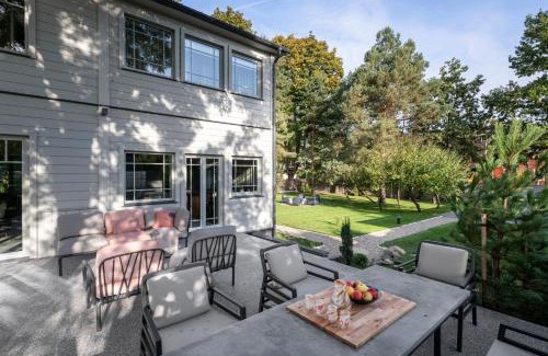 Kaunas Villa | Entire interwar Villa Grabyte by pine forest on the bank of the river- 8min by car from old town