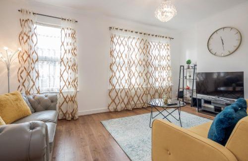 Lea Bridge Apartment | Entire Lovely family home with Parking, Wifi, Netflix, self check-in