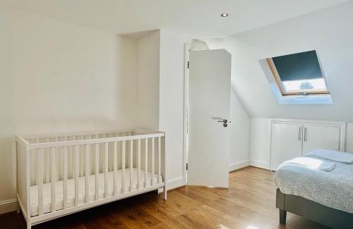 Lea Bridge Apartment | Entire Lovely family home with Parking, Wifi, Netflix, self check-in