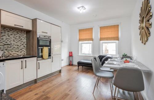Lea Bridge Apartment | Entire Lovely family home with Parking, Wifi, Netflix, self check-in
