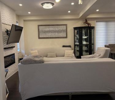 East Gwillimbury Apartment | Entire Luxe Heaven II Home