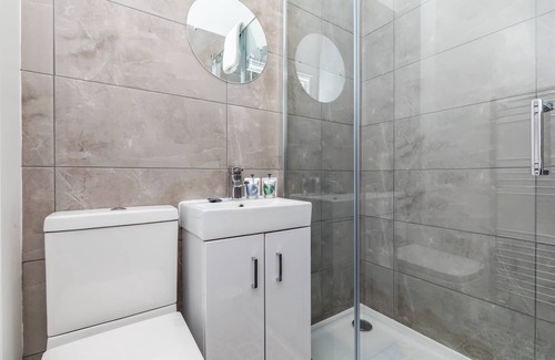 Haywards Heath Apartment | Entire luxury apartment in the middle of town with private parking!