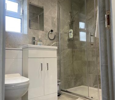 Woolwich House | Entire Luxville 5 Bedroom Home