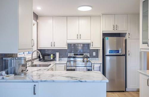 Brossard House | Entire NEW House 5BDR , close to DT MTL, 4 Parking