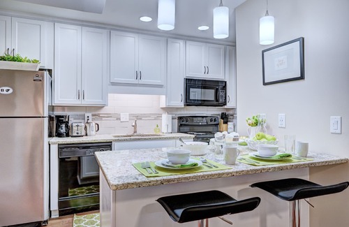 Glen Iris Condo | Entire renovated condo in gated community for you
