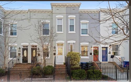 Truxton Circle House | Entire Rowhome In Northwest Washington