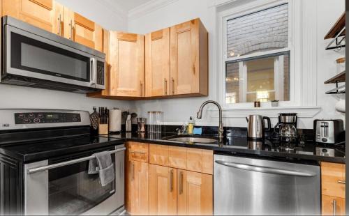 Truxton Circle House | Entire Rowhome In Northwest Washington