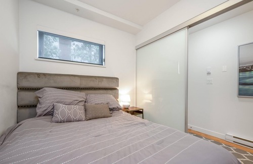Downtown Eastside Apartment | Entire Space of Modern Apartment in Downtown Vancouver Neighbourhood