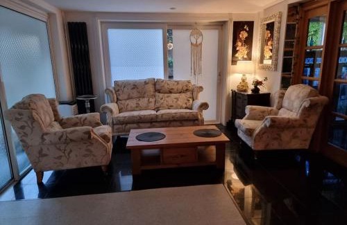 London Borough of Bromley House | Entire Spacious 4 Bedroom Zen House with Garden View