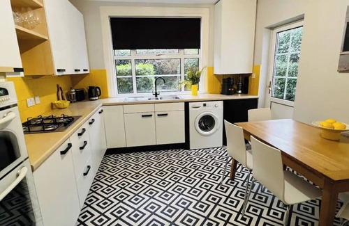 Clifton Apartment | Entire Stylish Colourful Two Bed Flat in Clifton, Bristol.