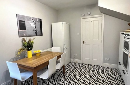 Clifton Apartment | Entire Stylish Colourful Two Bed Flat in Clifton, Bristol.