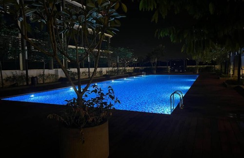 Petaling Jaya Apartment | Entire unit Section 13 PJ /Pool/Wifi/Netflix/Gym