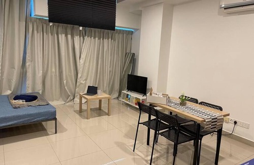 Petaling Jaya Apartment | Entire unit Section 13 PJ /Pool/Wifi/Netflix/Gym