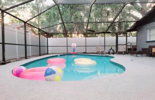 Bearss Plaza House | EntireHouse w/Bush Garden View Private Heated POOL