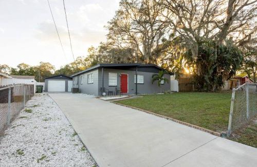 Bearss Plaza House | EntireHouse w/Bush Garden View Private Heated POOL