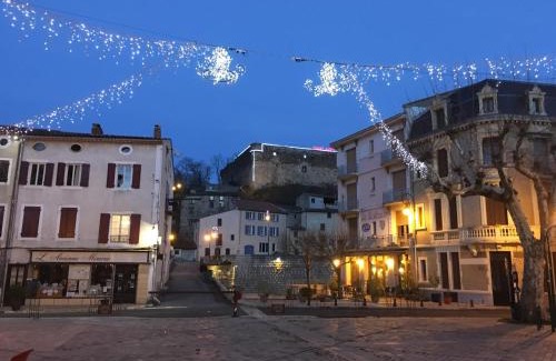 Quillan House | Entre l'église et la place