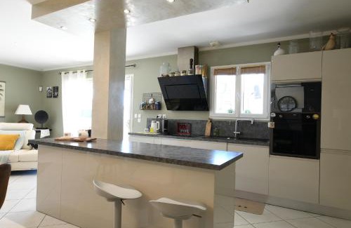 Raphele-les-Arles Villa | Entre les Alpilles, la Mer, la Camargue, à huit kilomètres de ARLES ,Villa des jasmins ,piscine,3 chambres ,climatisation, wifi fibre