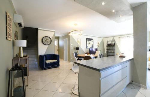 Raphele-les-Arles Villa | Entre les Alpilles, la Mer, la Camargue, à huit kilomètres de ARLES ,Villa des jasmins ,piscine,3 chambres ,climatisation, wifi fibre