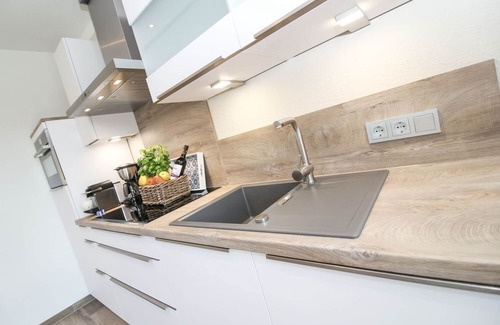Greetsiel Apartment | Entspannung Pur: Moderne Ferienwohnung 'viel Meer' mit Sauna und Garten