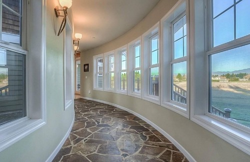 Tacoma House | Enumclaw Estate, Scenic Views! Sleeps12,HotTub, 1hr frm Mt Rainier & Crystal Mt