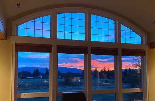 Tacoma House | Enumclaw Estate, Scenic Views! Sleeps12,HotTub, 1hr frm Mt Rainier & Crystal Mt