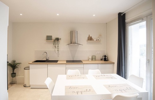 Saint-Cyr-au-Mont-d'Or Apartment | Envie Lyonnaise Location ★ 14 persons ★ Terrace