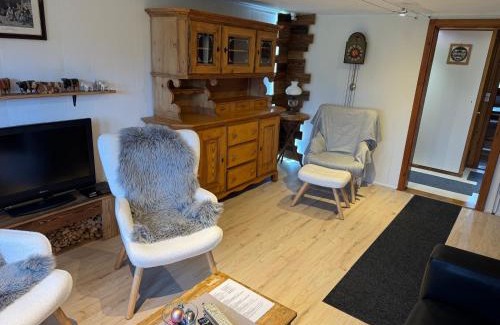 Frutigen Apartment | Enzian 4 Zi Ferienwohnung in Landhaus