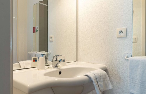 Quimperle Hotel | Enzo Hotels Quimperle By Kyriad Direct
