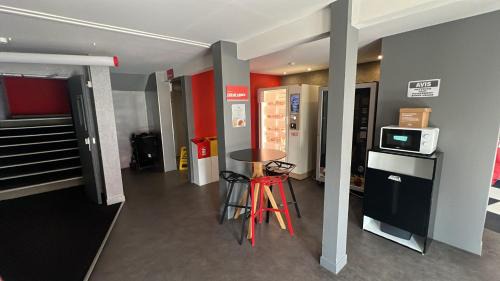Trappes Hotel | Enzo Hotels Trappes by Kyriad Direct